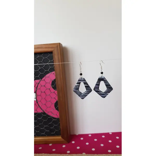 Boucles abstraites grise et noire