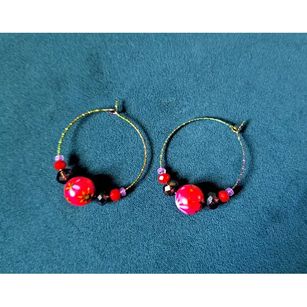 Boucle d'oreille créole perles rouge avec motif fleur, crochets en métal acier inoxydable multicolore