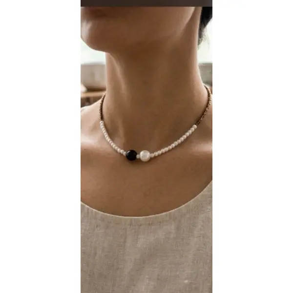 Collier ras du cou perles brillantes marbré kaki gris et perles blanches, perle noire centrale, collier fait main bohème chic