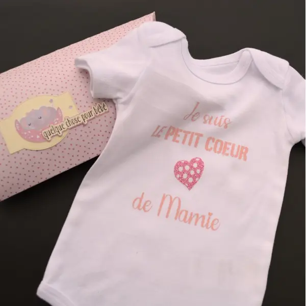 Body bébé personnalisé "je suis le petit cœur de mamie" + boîte cadeau faite main – cadeau naissance original