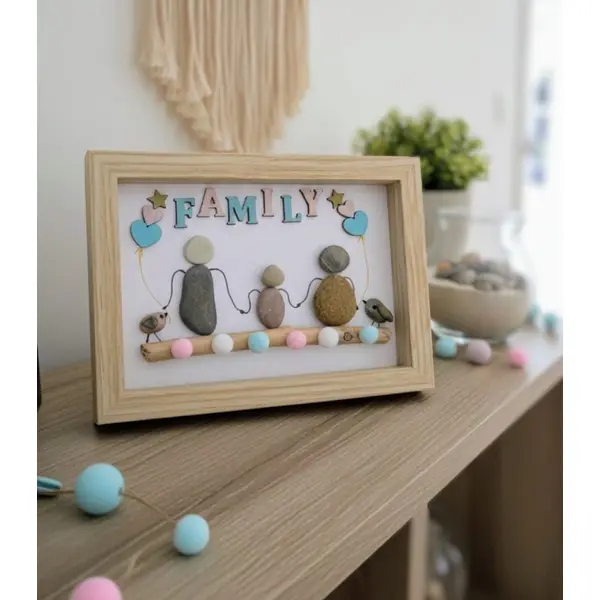 Cadre décoratif famille en galets et pompons