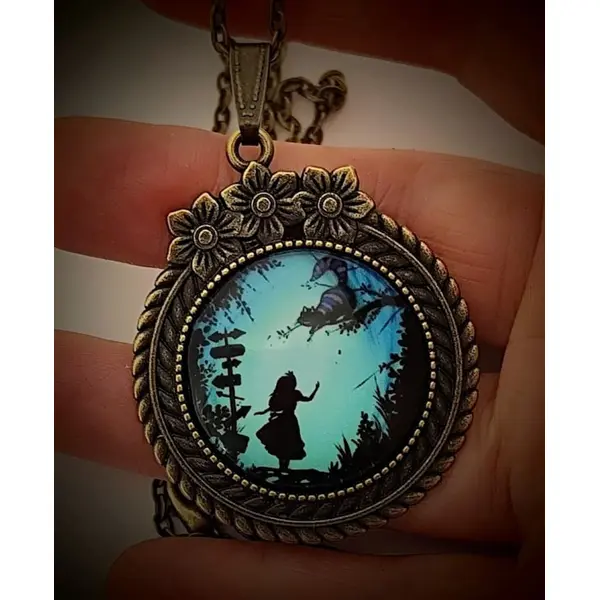Pendentif rond " we are all mad" - cabochon illustré pays des merveilles - hommage lexis carroll