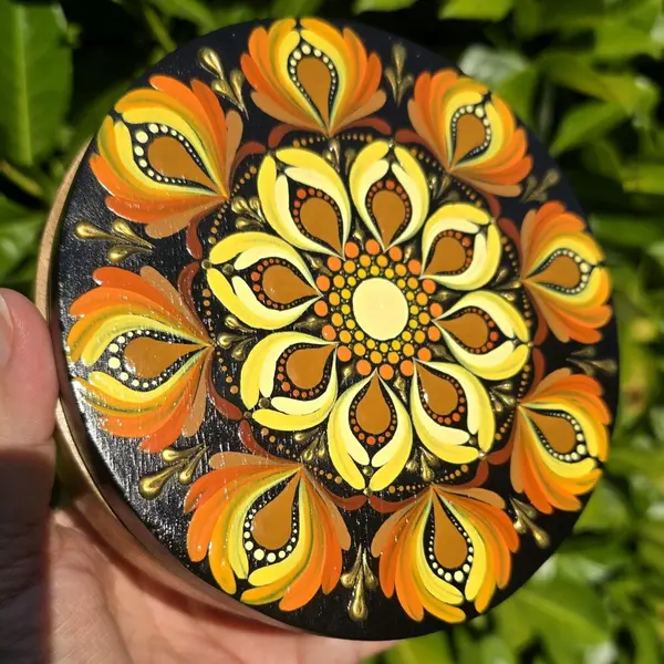 Boîte ronde en bois de manguier – mandala jaune, orange & bronze peint à la main - boîte à bijoux