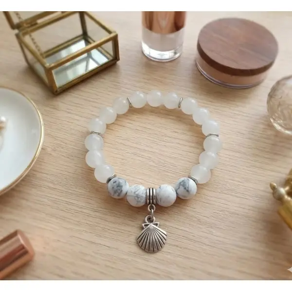 Bracelet fil élastique perles en verre blanche et breloque