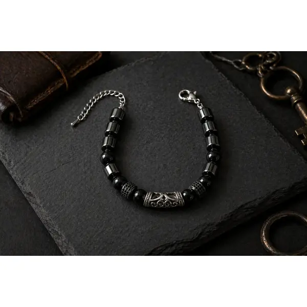 Bracelet ajustable masculin homme aventurier chic perle noire ronde forme tonneau pierre hématite naturelle perle centrale gravée