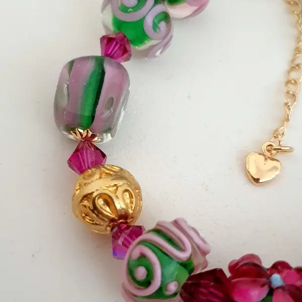 Bracelet réalisé en perles de verre fleurs et perles rondes en verre.