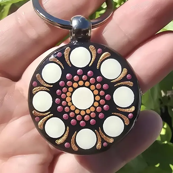 Porte-clés rond mandala peint recto verso terre cuite, fuchsia métallisé, crème et cuivré
