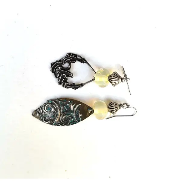Boucles d'oreille asymétriques, contemporaines avec breloques étain artisanal , lampworks : "balade estivale" ...