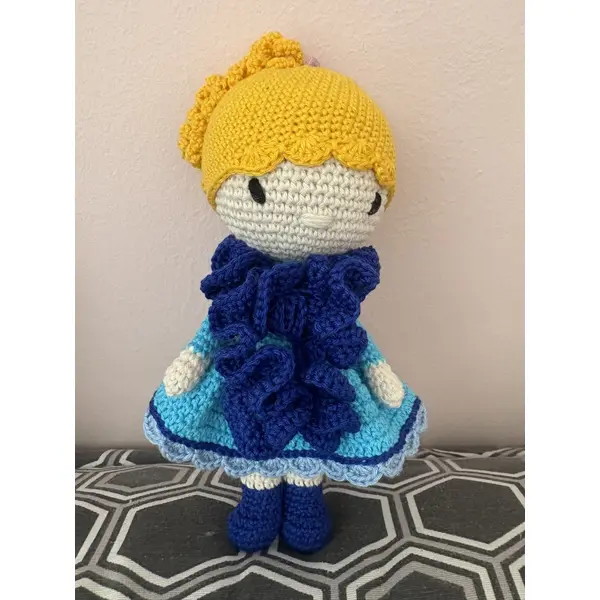 Petite poupée fille au crocher