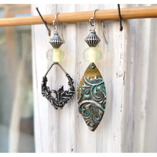 Boucles d'oreille asymétriques, contemporaines avec breloques étain artisanal , lampworks : "balade estivale" ...