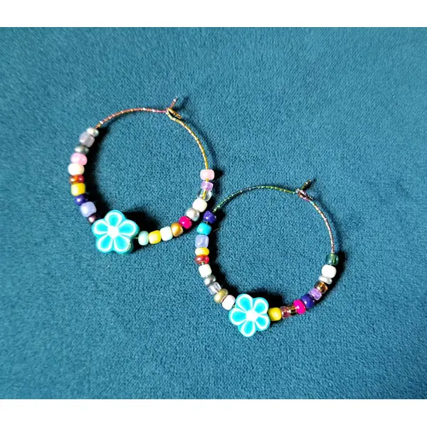 Boucle d'oreille créole fleurs bleu, blanc, jaune, perles, crochets en métal acier inoxydable multicolore
