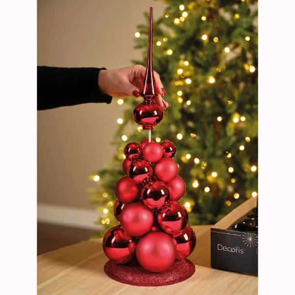 Pyramide de boules de Noël rouges