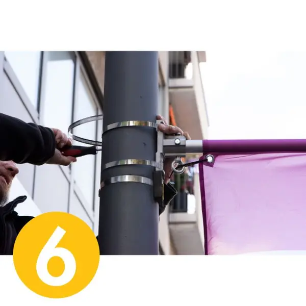 Porte-drapeau pour lampadaire