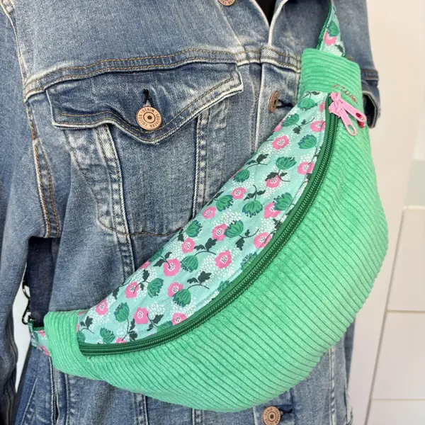 Sac banane en velours vert et fleurs roses