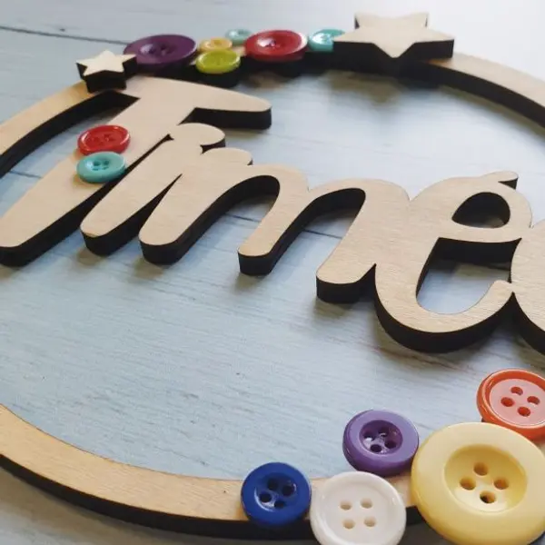 Décoration murale personnalisée avec prénom bois et boutons