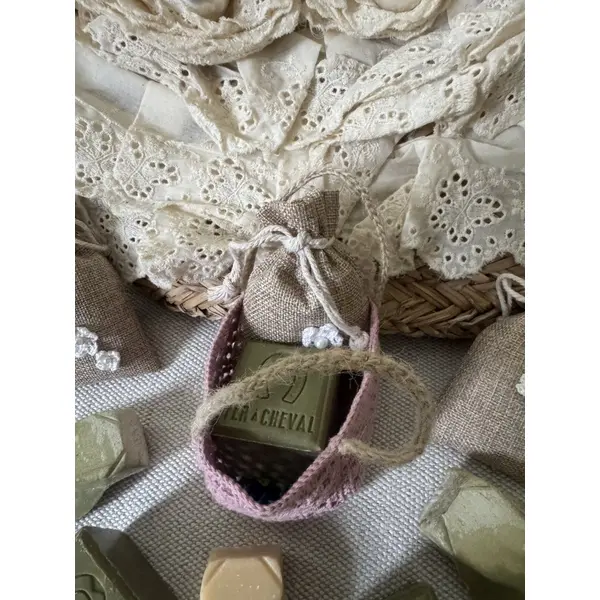 * panier miniature garni d’un savon de marseille et d’un sachet de lavande * coton rose