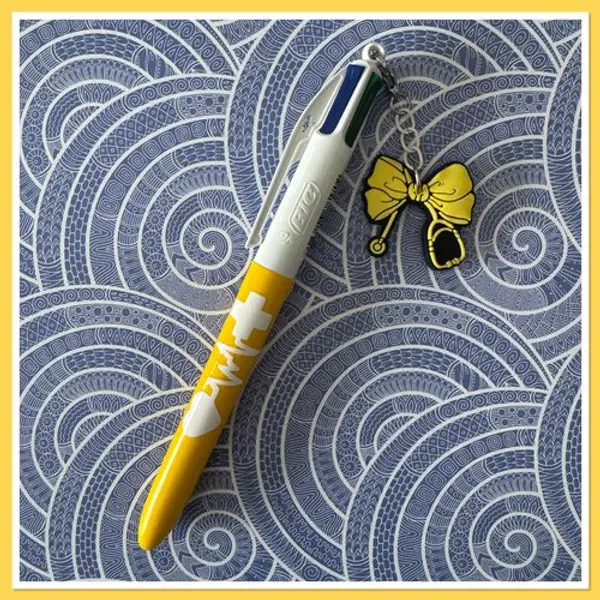 Stylo bic 4 couleurs avec breloque infirmiere ou aide soignante