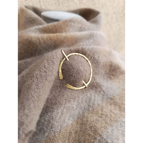 Broche fibule ronde en laiton 4,5 cm – fibule celtique martelée – épingle pour châle et tricot