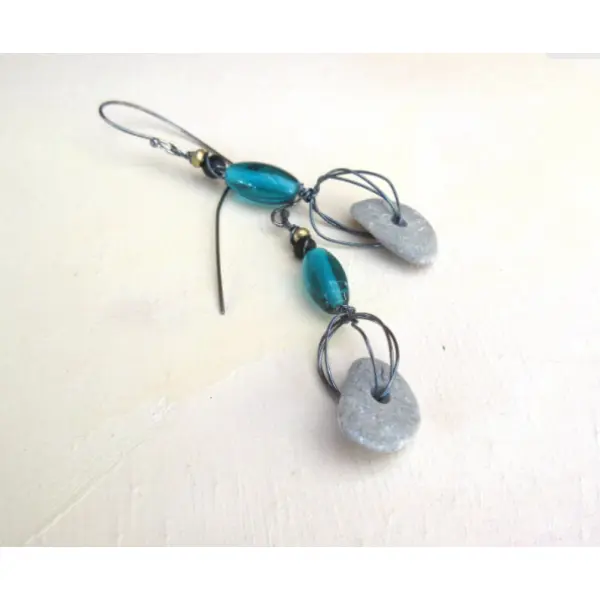 Des boucles d'oreille minimalistes petites créoles avec galets pierre de la baltique .... : "aux pays des lunes"