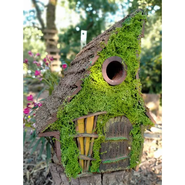 Nichoir maison de lutin – façade mousse, porte & fenêtre fait-main, bois non traité, trou 32mm – fait-main bretagne, pièce unique