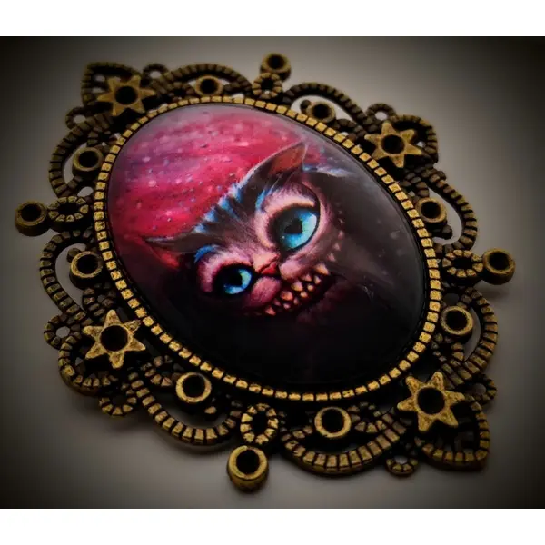 Broche "sourire du chat" gothique féerique. célébration du monde à l'envers.