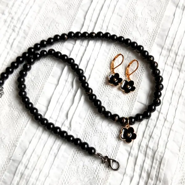 Collier ras du cou en perles noires et pendentif fleur émaillée