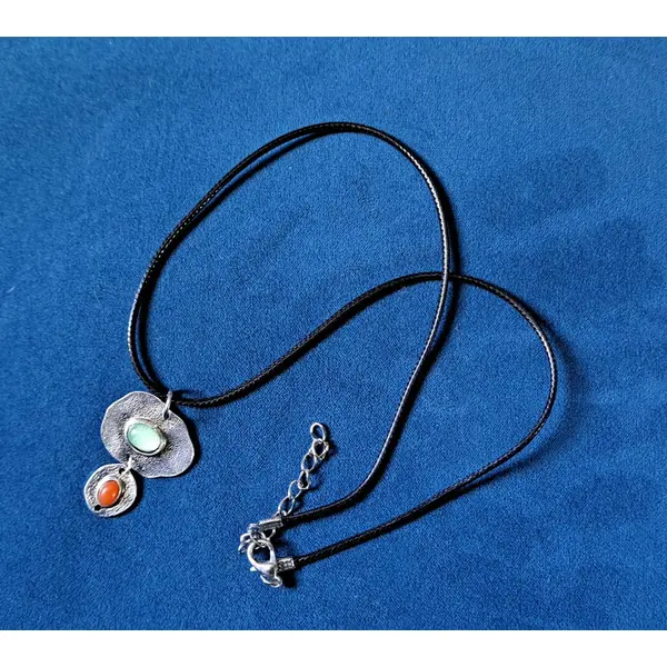Collier pendentif cabochon vert, orange, fermoir en métal argenté, cordon en cuir noir