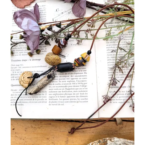 Un collier grigris minimaliste, unisexe et nature avec ces rares coquilles de mauritanie .. : "comme des echos de sables"