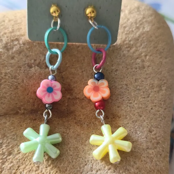 Boucles d'oreilles pendantes colorées fleurs polymères anneaux colorés et perle acrylique