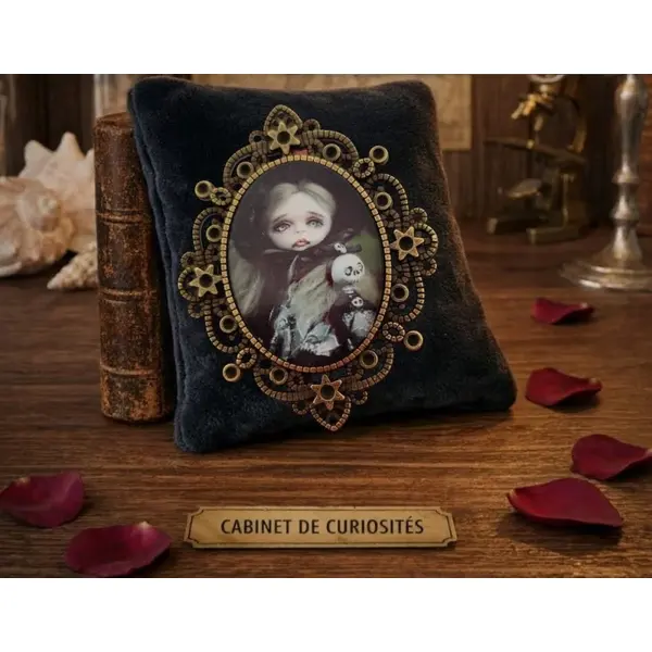 Broche poupée gothique - bijou halloween artisanal - cadeau insolite mystérieux.