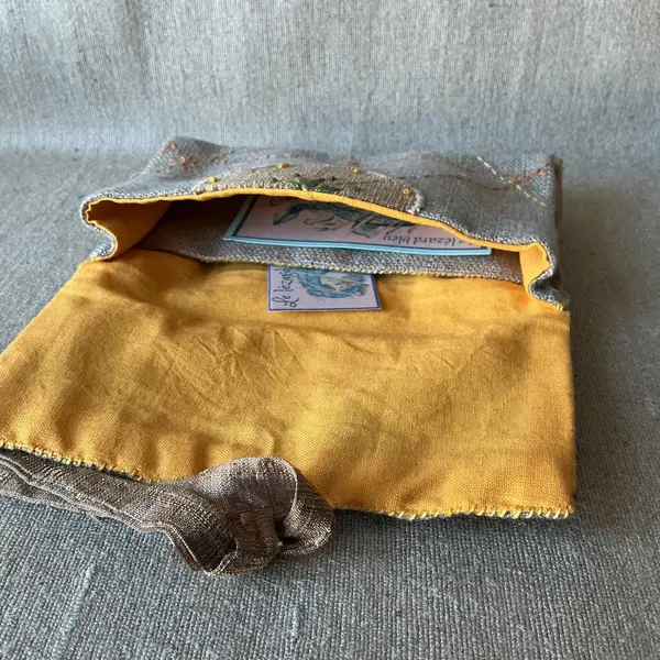 Petite trousse en lin brut et soie or et broderies.