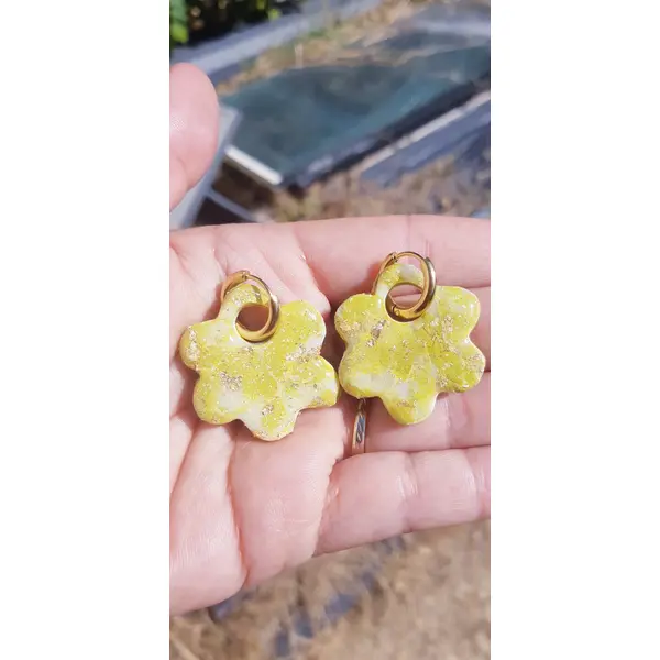 Boucles d'oreilles créoles grande fleur en argile polymère marbré vert kaki blanc et anneaux or en acier inoxydable ( 16mm )