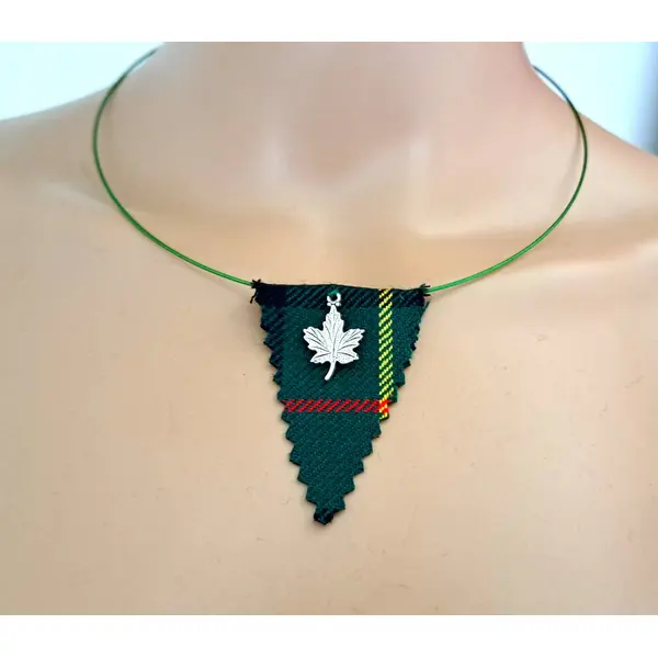 Collier triangle tissue vert, jaune, rouge, tour de cou semi-rigide vert, feuille en métal argenté, fermoir à vise métal argenté