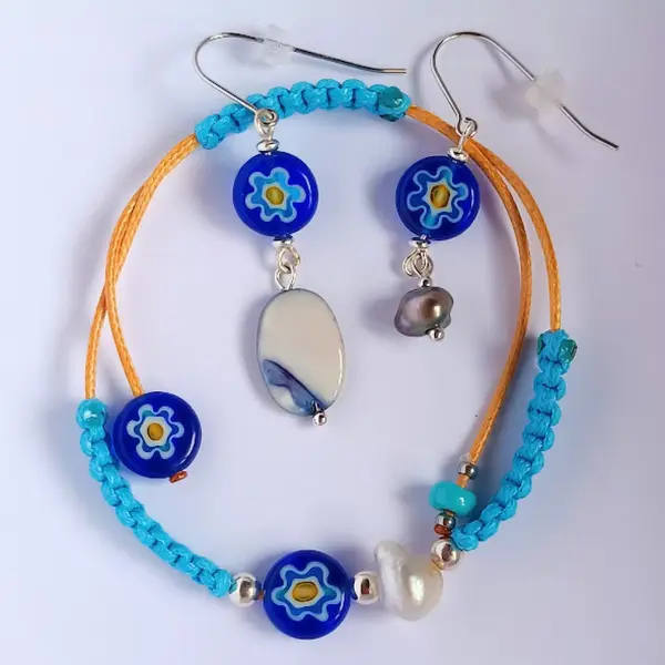 Parure boucles et bracelet assorti, keshis de tahiti et fleurs bleues sur argent 925 rhodié poinçonné