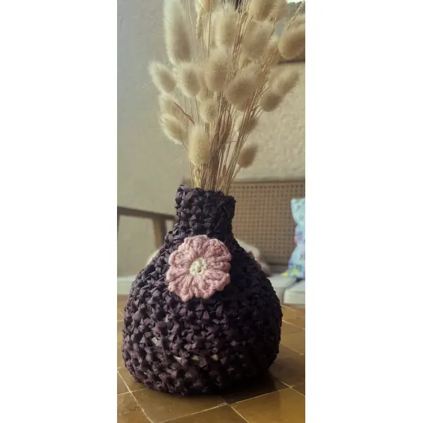 Petit vase fleuri au crochet en raphia — une petite histoire de fleurs
