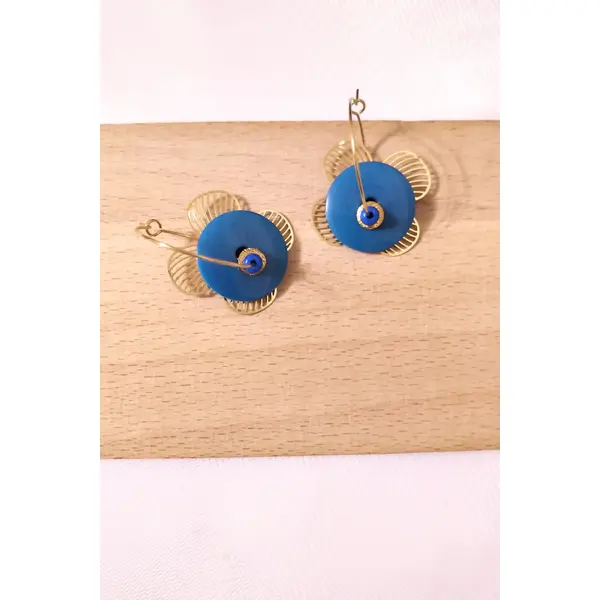 Boucles d'oreilles ivoire végétal bleu et acier inoxydable doré .