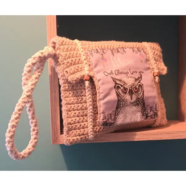 Pochette à main "hibou" porte bonheur. coton naturel et coton recyclé. crocheté et cousu main.
