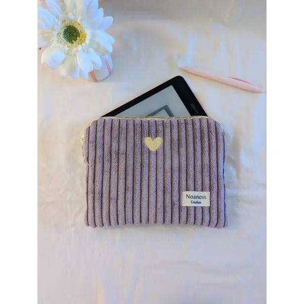 Pochette liseuse 6,8 pouces en velours côtelé lilas- housse matelassée avec coeur brodé- fabrication artisanale