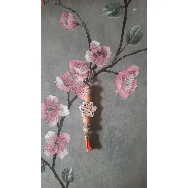 Porte clé fait main en perles avec grosse patte de coeur