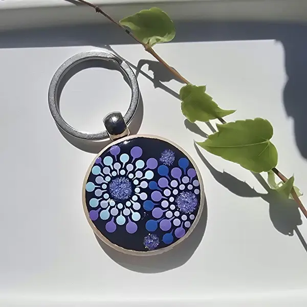 Porte-clés rond mandala peint recto verso violet pailleté