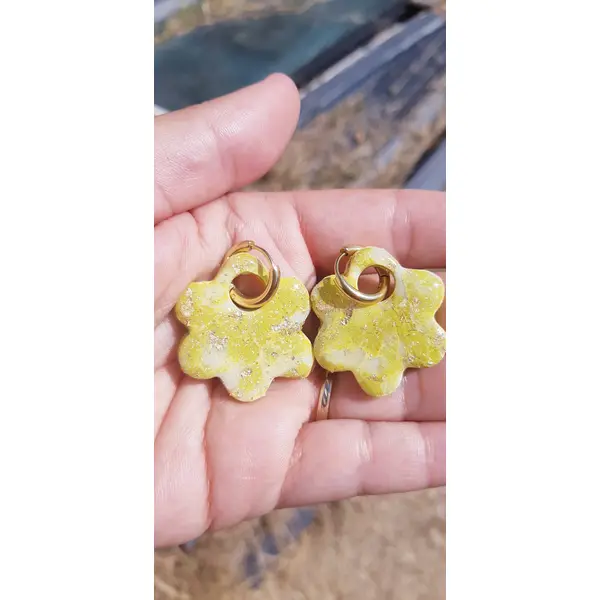 Boucles d'oreilles créoles grande fleur en argile polymère marbré vert kaki blanc et anneaux or en acier inoxydable ( 16mm )