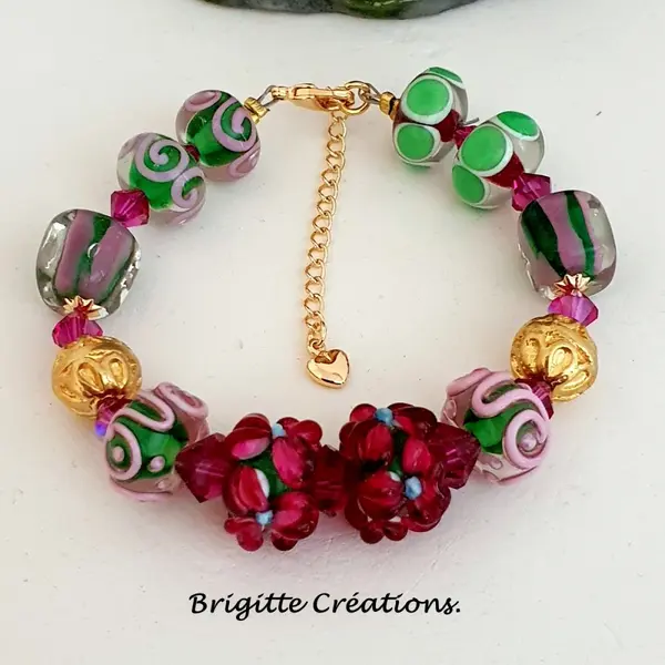 Bracelet réalisé en perles de verre fleurs et perles rondes en verre.