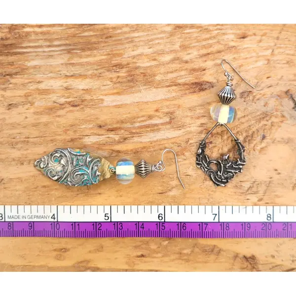 Boucles d'oreille asymétriques, contemporaines avec breloques étain artisanal , lampworks : "balade estivale" ...