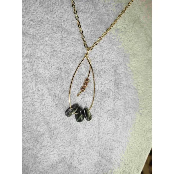 Collier mi-long et pierres séraphinite , et en malachite