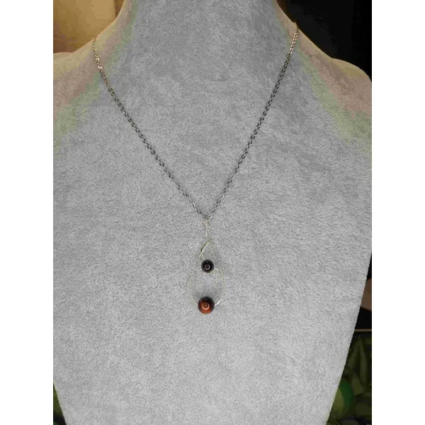 Collier mi-long et pierres de quartz ou oeil de taureau