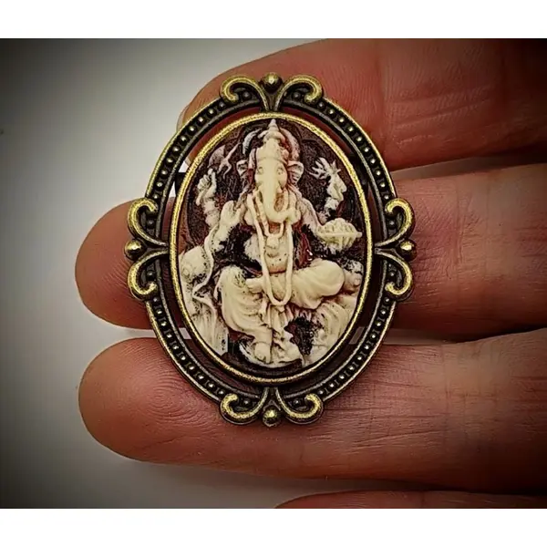 Camée ganesh pièce unique artisanal - broche bohème chic - cadeau femme passionnée inde et yoga.