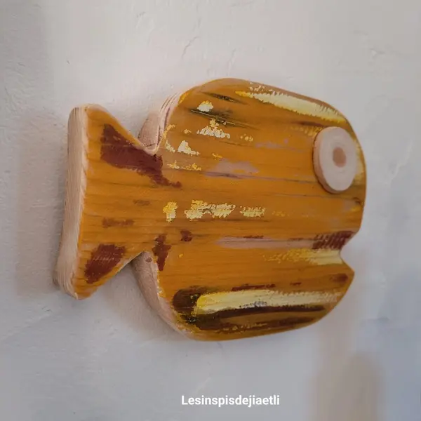 Gros poisson mural jaune orangé en bois recyclé, décoration bord de mer en bois de récupération.