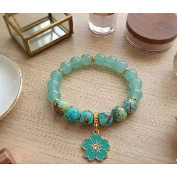 Bracelet perles en verre verte et breloque fleur
