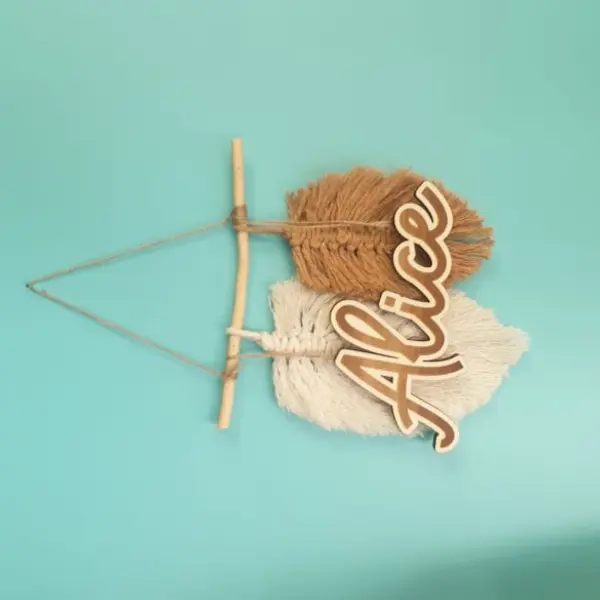 Décoration murale personnalisée avec prénom bois et feuilles macramé