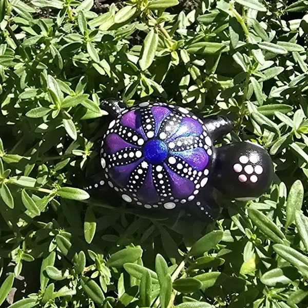 Petite tortue décorative – mandala violet iridescent et rose - peint à la main